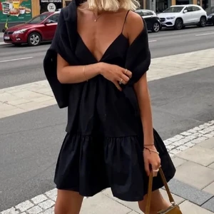 Zara klänning - Säljer denna slutsålda klänning, från zara❤️                      Använd 2 gånger och är som ny! Storlek S men passar både mig med XS och en M eftersom den går att justera.       Lånade bilder!