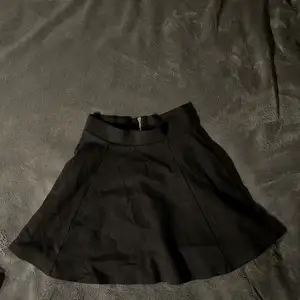 Svart kjol med liten dragkedja bak. Stretchigt meterial. Storlek xs från H&M. Som nya. 