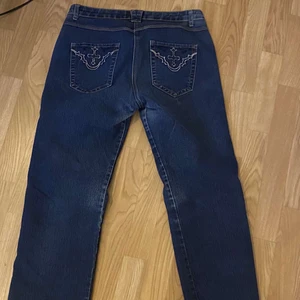 baggy jeans - feta thriftade baggy jeans med broderi på fickorna. skulle säga att storleken är M/L. köparen står för frakt 💚