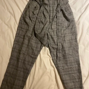 Kostymbyxor knyt  - Storlek 44 från h&m men mindre i storleken. Köparen står för frakt, skickas helst med spårbart eller möts upp i Stockholm.