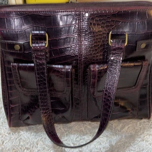 Fin väska - En mycket fin väska med en unik färg som inte kommer komma till användning, den är i fint skick och rätt så rymlig 💗💗💕 hör av dig vid frågor 🤠