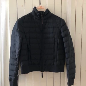 Parajumpers jacka  - Helt ny & oanvänd svart parajumper dun jacka säljes. Den är super fin & vid snabb affär kan priset sänkas! Köparen står för frakten!💓