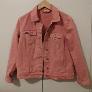 Rosa vårjacka VILA S - Snygg rosa vårjacka / jeansjacka från VILA. Använd några gånger men i fint skick och bra kvalitet. 