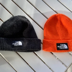 The North Face mössor  - 2 st The North Face mössor. Säljer då de inte används längre. 50 kr per mössa eller 80 kr för båda. Skriv privat för fler bilder☺️