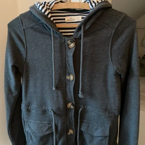 Hollister kofta i storlek S - Fin grå kofta från Hollister, knappt använd. Storlek S. 100 kr eller bud