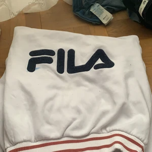 Fila - Fila hoddie köptes i Manchester på en resa vill ej ha mer den har några färg fläckar på som ej kan gå bort den är storlek S men passar xs också