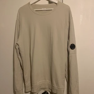 CP company sweater Large - En cp company sweater i storlek Large. Köpt i december men bara Använd ca 3 gånger och endast tvättad en. Tar gärna byten och skicka för mer bilder. Ny pris är 1600:-. Priset kan diskuteras men jag väljer att börja på 650:- och då ingår det frakt! Dm för mer info! 
