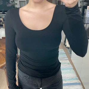 Tight topp - Helt ny från Arket, aldrig använd! Mycket stretch så skulle säga att den passar mellan typ xs-m!