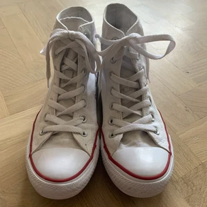 Vita converse, kostnad + frakt  - använda mycket sällan, ingen fläck eller skråma