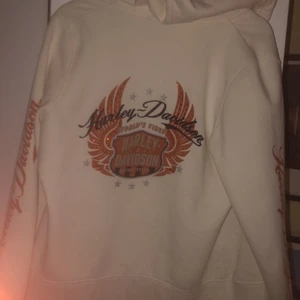 Harley Davidson zip hoodie med strass - Storlek M, fin vit hoodie. Varmt och mysigt material inuti, rhinestones på tryck där bak.