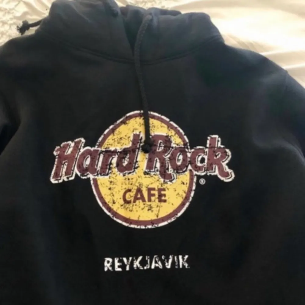 Hard rock hoodie från rejkavik, säljer pågrund av att jag inte längre har användning för den.. Hoodies.