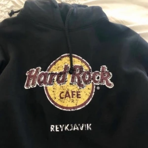 Hard rock hoodie  - Hard rock hoodie från rejkavik, säljer pågrund av att jag inte längre har användning för den.