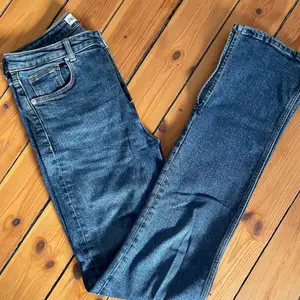 Super cool Zara jeans (38) with inside slit! Quite elastic so very confortable, and the color Is perfect! Worn about 3/4 times, they are a bit too short for me. Feel free to reach out for more info or to make an offer ☺️ 