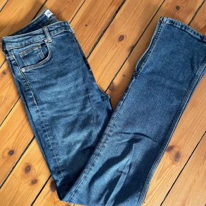 Zara slit jeans (38) - Super cool Zara jeans (38) with inside slit! Quite elastic so very confortable, and the color Is perfect! Worn about 3/4 times, they are a bit too short for me. Feel free to reach out for more info or to make an offer ☺️ 