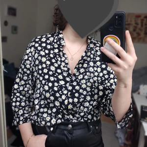 Blommig blus  - Fin och lös blus, väldigt 70's 🥰 avklippt och lite rufsigt nedtill. Kan mötas i Lund, Staffanstorp eller frakta❤️