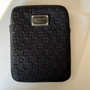 Marc Jacobs iPad fodral - Säljer att så snyggt Marc by Marc Jacobs Ipad fodral som är i använt skick. ❤️ Längd: 28 Bredd: 22