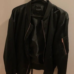 Svart jacka - Svart bomberjacka med fickor. Fin till våren! 💚 skriv för fler bilder. Stl M!