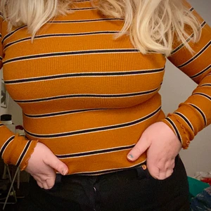 Randig orange tröja - Säljer nu den här otroligt snygga tröjan men även enkla! En orange långärmad tröja med svarta och vita ränder från Cubus. Tröjan är i storlek xs men är väldigt stretchig så passar en person med xs-xl. En perfekt tröja som passar året om☀️😁