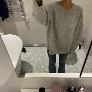 Brandy melville jeans - Blå lågmidjade brandy Melville jeans ❤️ storlek s i nyskick använda ca 2-3 ggr. Köpt i brandy butiken i Stockholm för ett tag sedan !!