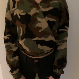 Blus 134/140 - Säljer denna ”blus” då den är alldeles för liten för mig (min syster fick bli modell). Den är kamouflage i strl 134/140 som är köpt på Ullared. Har inte använt den så mycket, då det aldrig varit riktigt min stil. 