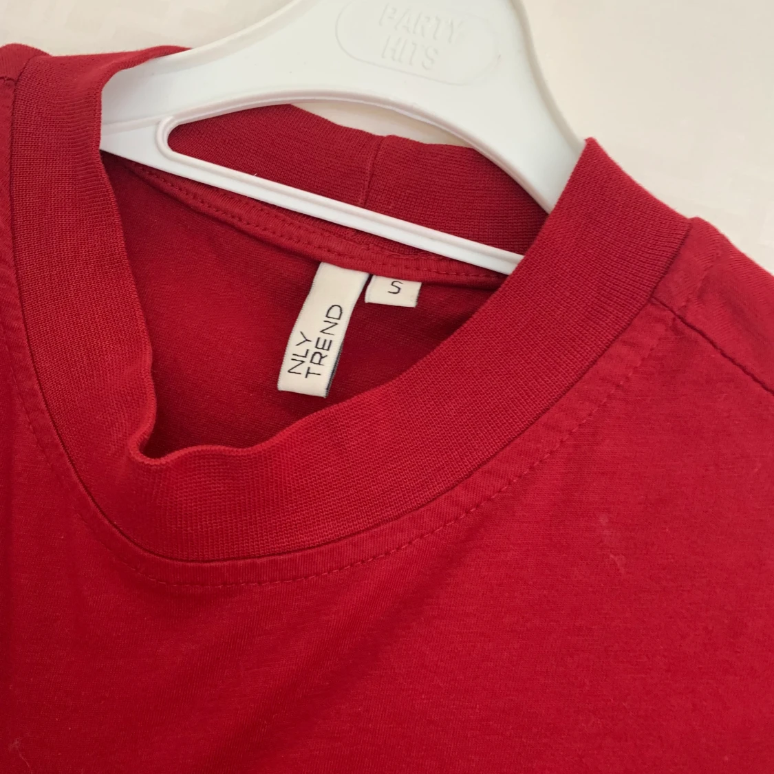 Mörkare röd tröja - 91