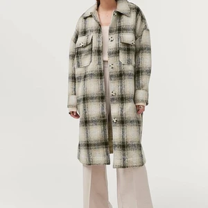 Rutig lång shacket  - Gosig lång rutig shacket från Ginatricot. Knappt använd. Kan såklart skicka fler bilder och priset kan diskuteras vid snabb deal! Den är i stl S men passar alla mellan S - XL beroende på hur man vill att den ska sitta. 