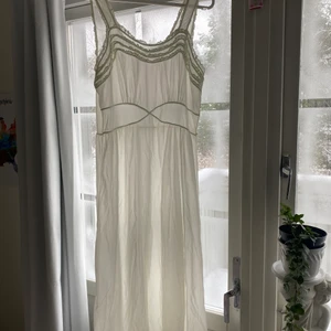 Vintage nattlinne   - Köpt second hand. Lång vintage nattlinne. Ungefär storlek S men passar nog XS och M också beroende på hur man vill att den ska sitta på kroppen. 