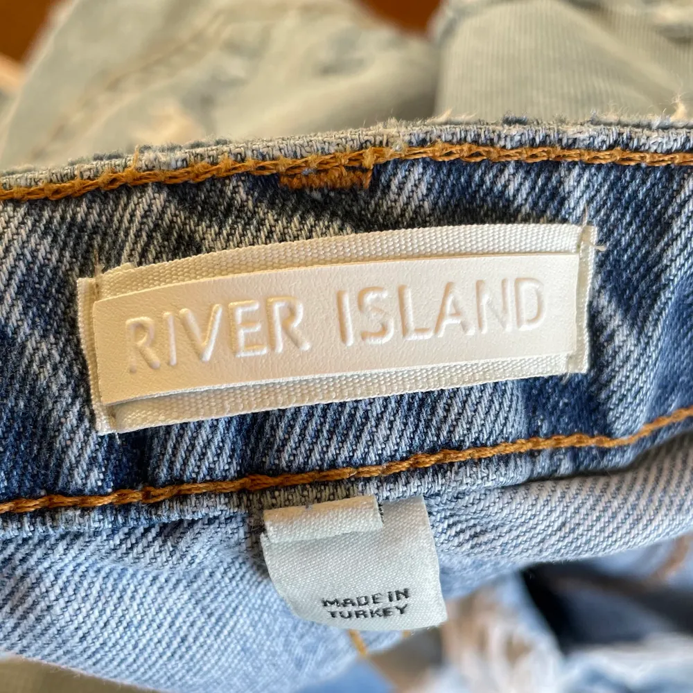 Knappt använda jeans från River Island🧡dom är i storlek 12 vilket motsvarar M/L. Är själv vanligtvis en S/M i jeans så dom sitter lite större på mig (på bilden) men dom är fortfarande i en oversized modell på någon som är en M/L🧡 :). Jeans & Byxor.