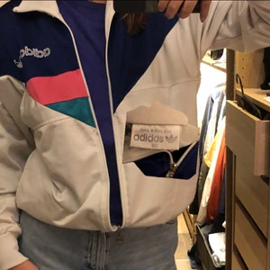 Vintage Adidas kofta - Vit kofta med olika färger på, utan luva med dragkedja. Vintage tröja från 90-tal, 90kr+frakt 🚚💘