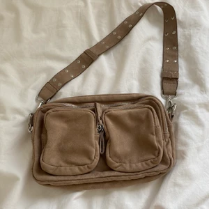 Beige väska  - Supersnygg beige väska från Ginatricot. Jättebra skick! Använd fåtal gånger. Säljer då den inte kommer till användning. Säljer för 150kr + frakt. Skriv privat vid intresse eller frågor!🥰✨