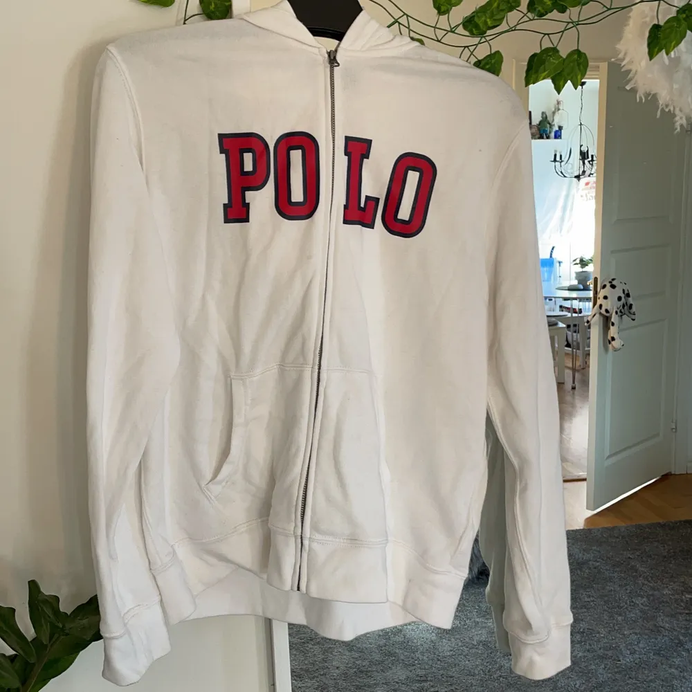 Säljer min fina polo zip up hoodie från kidsbrandstore. Inte min stil längre. Den har lite fläckar så därför säljer jag den billigt. Storlek 170 passar xs-s. Hoodies.