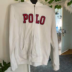 Säljer min fina polo zip up hoodie från kidsbrandstore. Inte min stil längre. Den har lite fläckar så därför säljer jag den billigt. Storlek 170 passar xs-s