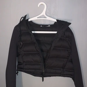 Zara jacka stl M - Kort jacka från zara i storlek M men passar s/xs så man kan dra in bandet i midjan. Aldrig använd, inga hål eller fläckar osv. Alltså i super fint skick. Säljer den pga att jag aldrig haft nåt tillfälle att ha på mig den. Orginalpris 359, säljer för 250 kr. Ni väljer fraktsätt samt betalning för frakten