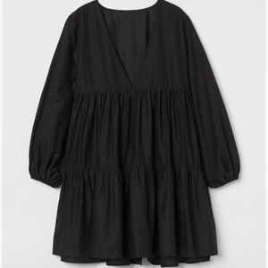 Sommarklänning  - Säljer denna söta helt oanvända klänning då den tyvärr var för stor på mig! Nypris 350 kr. Hör av er vid frågor❤️ pris går att diskutera