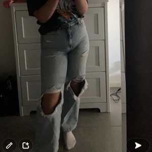 Jeans från HM - Säljer dessa jeans från hm, använda men inga skador. Storlek 40, jag är 167 cm och de är en bra längd💕💕