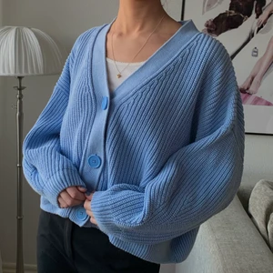 Oversized tröja  - Oversized tröja i färgen ljusblå. Supermysig att ha både under vintern och sommaren 💙 Tröjan är i storleken XL och jag har vanligtvis storlek S. Köparen står för frakten!