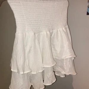 Vit volangkjol - OBS BUD ÄR BINDADE ⚠️ jättefin volangkjol, knappt använd. Storlek S. Stretchig. Skriv privat om du har frågor 💓 köparen står för frakten (48kr) Många intresserade, lägg bud 