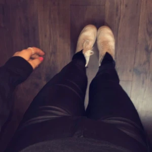 Skinnbyxa med slits - Skinnbyxa köpt från Nelly men inte säljs längre, så sköna men förstora för mig! Strl 36 men är mer som 38. 