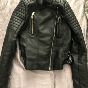 Skinnjacka  - Skinnjacka som är köpt för 1,5 år sen. Perfekt nu till våren. Smidig att ta på sig och värmer till överdelen av kroppen. Jackan är i bra skick. Den är använd ett par gånger. Jag har växt ur den och den är lite tajt över armen för mig då jag har växt till lite. Den är i storlek 36. Original pris: 600kr.