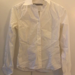 Figursydd vit skjorta  - Superfin vit skjorta från tiger i storlek 34. Kan skicka fler bilder om så önskas. fint skick ❣️