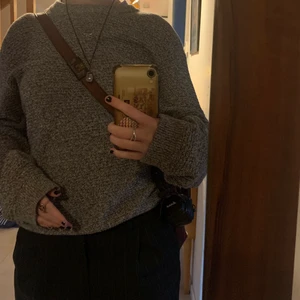 Hm strl M  - Säljer min gråa stickade tröja frän Hm men köpt second hand, känns dock någorlunda ny i kvaliten och är i fint skick! Köpare står för frakten eller möta upp i Malmö. 