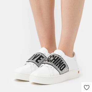 Moschino sneakers - Säljer nu dessa super fina skorna! Säljer då dom inte kommer till användning. Jag har bara använt dom 2 gånger så dom är iprincip som nya! Nypris 2000kr! Buda från 1000 eller köp direkt för 1300kr. Om du budar så är du bunden till budet! Köparen står för 