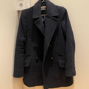 Kappa från mango - Jättefin kort kappa/rock från mango i storlek xs. Säljer på grund av att den tyvärr blivit för liten och då inte kommer till användning. Fint skick och använd ungefär ett halvår.