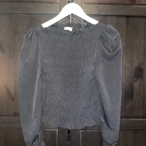 Blus H&M Strl Xs - Superfin blus från hm i storlek XS! Använd 2 ggr så den är i väldigt bra skick! Kan mötas upp i Stockholm annars står köparen för frakten 🖤