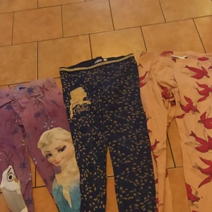 Leggings paket 122-134 - mini Rodini 128/134 blå Elsa 122/128 lila frost 7/8 år (passar till 122/128) mini Rodini har en liten lagning på knäet. Priset gäller alla tre!
