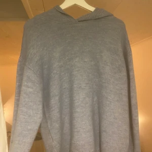 Stickad Hoodie  - Säljer nu min jätte sköna blå stickade tröja med luva. Den kommer från Lindex och är i strl 170 vilket motsvarar S. Den är i bra skick och säljer för 150kr + 79kr frakt
