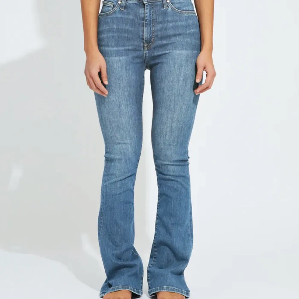 (Inte jeansen på bilden, lånad bild) Ett par snygga bootcut jeans i en mörkare blå färg. Supersnygga och supersköna. Säljer pga för korta. Köparen står för frakt.. Jeans & Byxor.