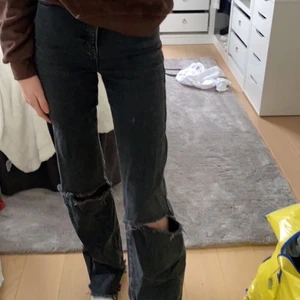 Svarta jeans - Svarta fina jeans, vet ej exakt vart de är ifrån☺️ något insydda kring låren men varken något som syns eller känns💗(står ej för frakt eller postens slarv)