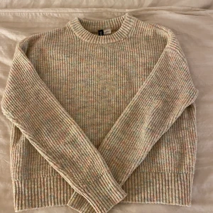 Stickad tröja  - Säljer en jätte fin stickad tröja i lite alla möjliga färger, super fin!