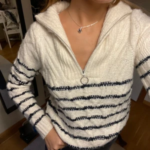 Randig zipup tröja - Randig zipup tröja i storlek XS men sitter bra på mig som har S. Köpt i Paris, använd 1-2 gånger. Säljer då den tyvärr inte kommer till användning. 